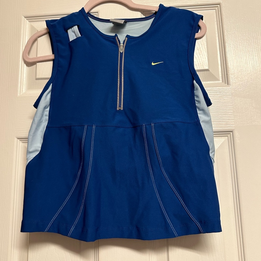 Women’s Nike top